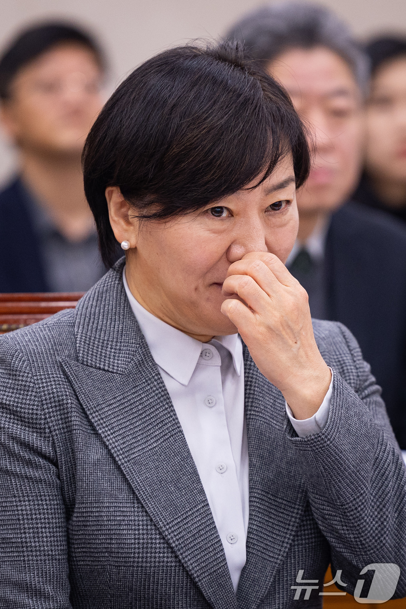 (서울=뉴스1) 유승관 기자 = 송미령 농림축산식품부 장관이 19일 서울 여의도 국회에서 열린 제430회 국회(임시회) 농림축산식품해양수산위원회 제1차 전체회의에서 얼굴을 매만지고 …