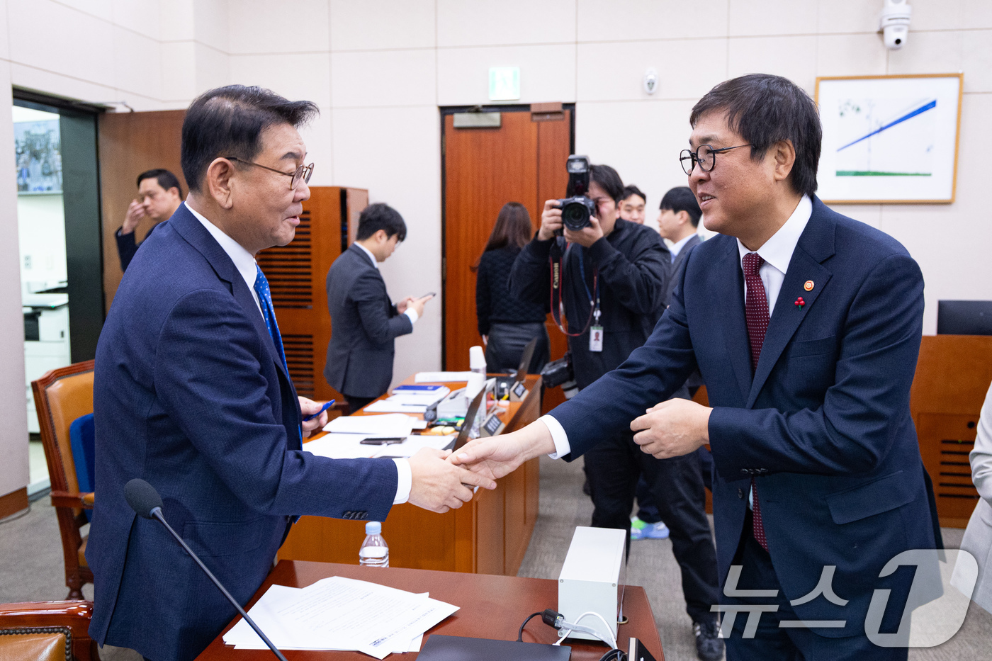 (서울=뉴스1) 유승관 기자 = 김교흥 국회 문화체육관광위원장과 최휘영 문화체육관광부 장관이 19일 서울 여의도 국회에서 열린 제430회 국회(임시회) 문화체육관광위원회 제1차 전 …