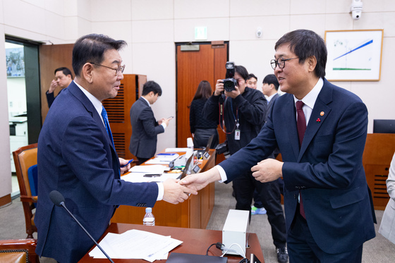 최휘영 장관과 인사하는 김교흥 문체위원장