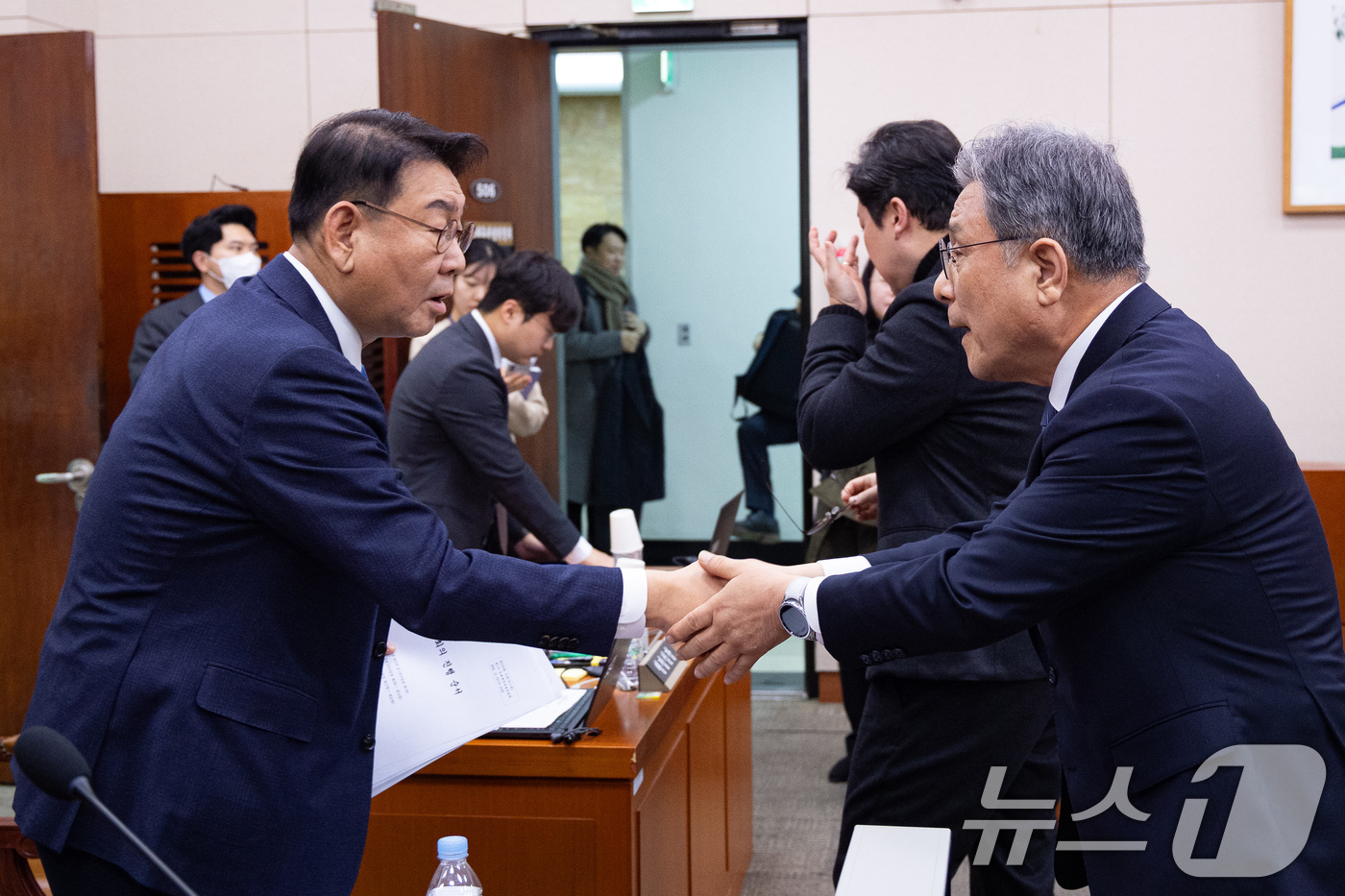 (서울=뉴스1) 유승관 기자 = 김교흥 국회 문화체육관광위원장과 허민 국가유산청장이 19일 서울 여의도 국회에서 열린 제430회 국회(임시회) 문화체육관광위원회 제1차 전체회의 산 …