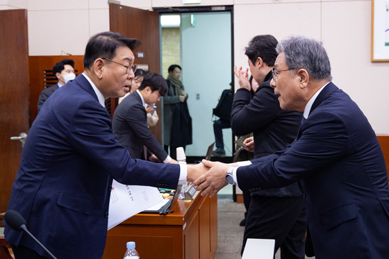 인사하는 김교흥 위원장과 허민 국가유산청장