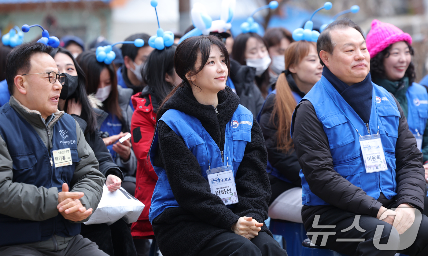 (서울=뉴스1) 권현진 기자 = 허기복 밥상공동체 연탄은행 대표(왼쪽부터)와 배우 박하선, 이용욱 복권위원회 사무처장이 19일 오전 서울 서대문구 홍제동 개미마을에서 열린 '제18 …