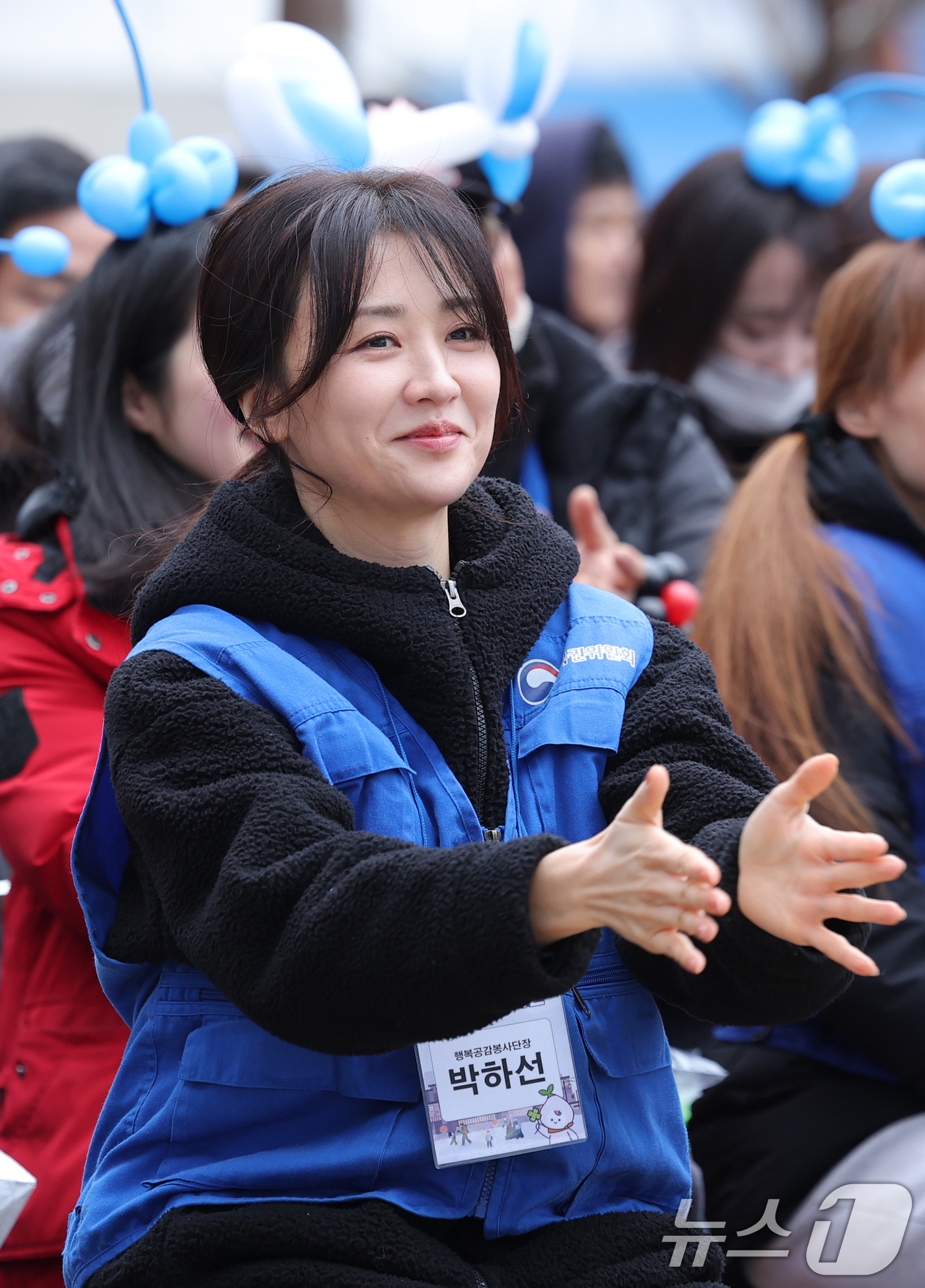 (서울=뉴스1) 권현진 기자 = 배우 박하선이 19일 오전 서울 서대문구 홍제동 개미마을에서 열린 '제18기 행복공감봉사단 발대식 및 6차 봉사활동'에 참여해 박수를 치고 있다. …