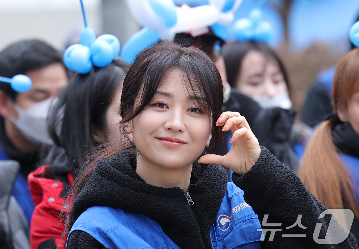 (서울=뉴스1) 권현진 기자 = 배우 박하선이 19일 오전 서울 서대문구 홍제동 개미마을에서 열린 '제18기 행복공감봉사단 발대식 및 6차 봉사활동'에 앞서 하트를 그리고 있다. …