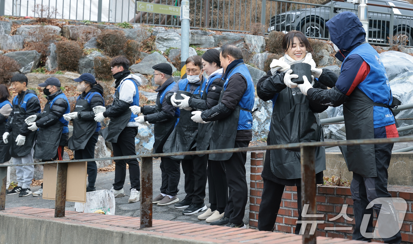 (서울=뉴스1) 권현진 기자 = 배우 박하선(오른쪽 두번째)이 19일 오전 서울 서대문구 홍제동 개미마을에서 열린 '제18기 행복공감봉사단 발대식 및 6차 봉사활동'에 참여해 취약 …