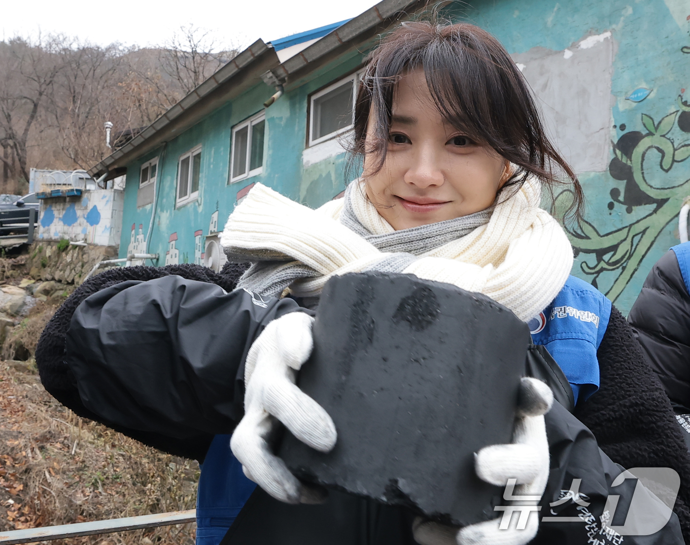 (서울=뉴스1) 권현진 기자 = 배우 박하선이 19일 오전 서울 서대문구 홍제동 개미마을에서 열린 '제18기 행복공감봉사단 발대식 및 6차 봉사활동'에 참여해 취약 계층 가구에 연 …