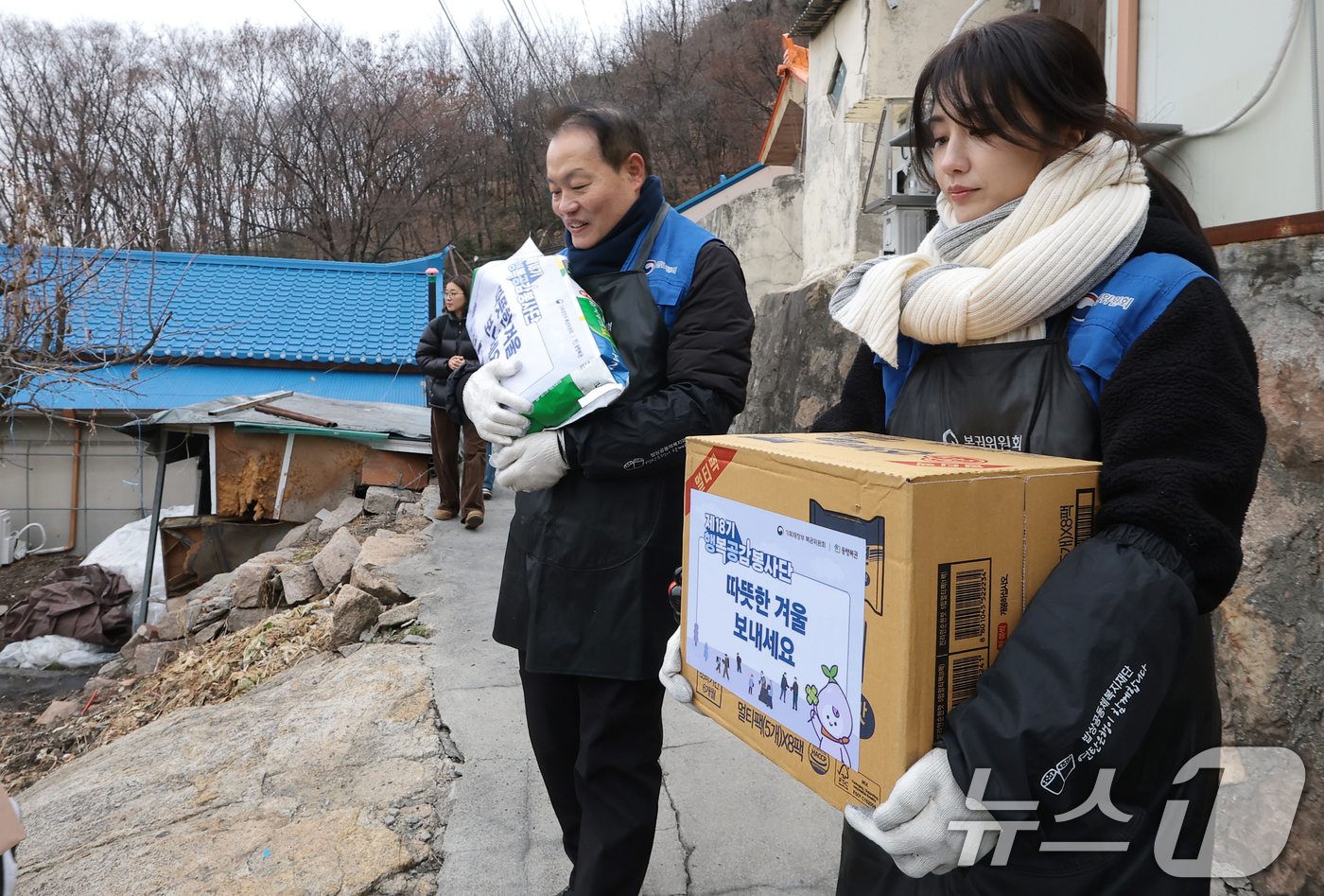 (서울=뉴스1) 권현진 기자 = 이용욱 복권위원회 사무처장과 배우 박하선(오른쪽)이 19일 오전 서울 서대문구 홍제동 개미마을에서 열린 '제18기 행복공감봉사단 발대식 및 6차 봉 …