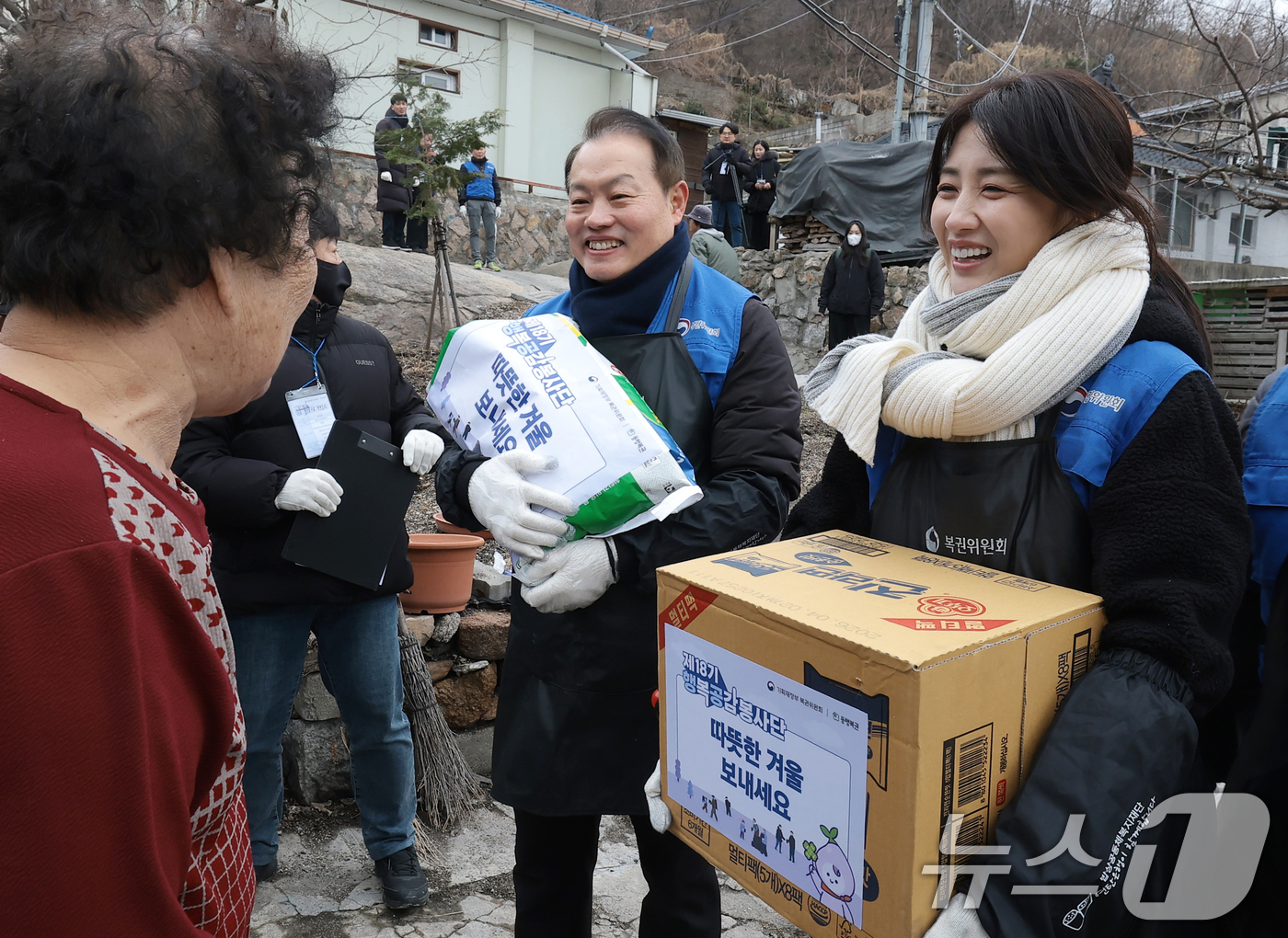 (서울=뉴스1) 권현진 기자 = 이용욱 복권위원회 사무처장과 배우 박하선(오른쪽)이 19일 오전 서울 서대문구 홍제동 개미마을에서 열린 '제18기 행복공감봉사단 발대식 및 6차 봉 …
