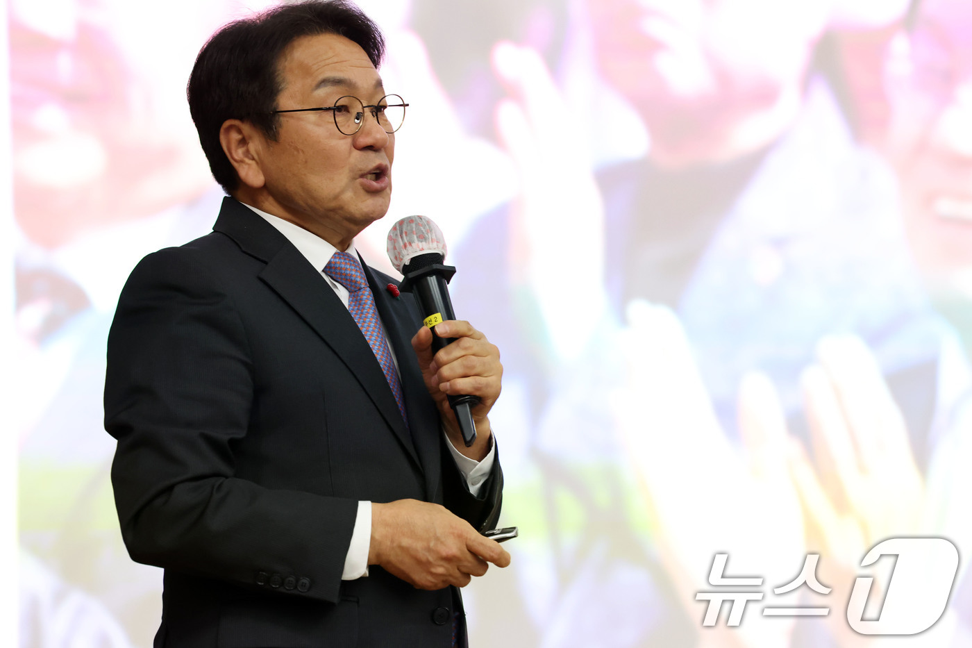 (광주=뉴스1) 이승현 기자 = 강기정 광주시장이 19일 광산구청 윤상원홀에서 열린 '광주 군공항 이전 주민 설명회'에서 부지 개발에 대해 이야기 하고 있다.  2025.12.19 …