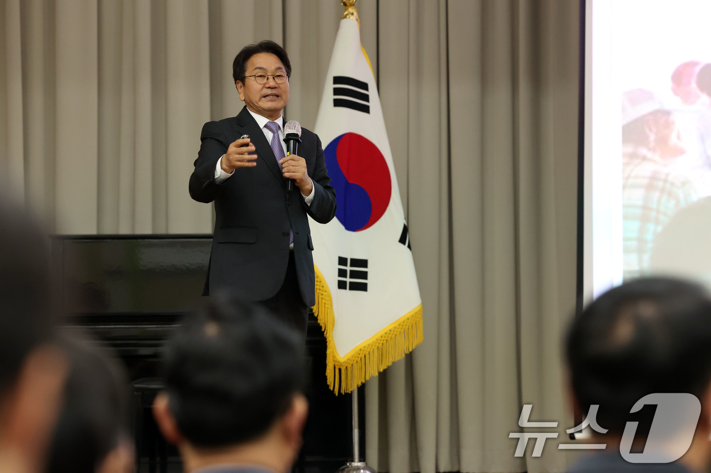 (광주=뉴스1) 이승현 기자 = 강기정 광주시장이 19일 광산구청 윤상원홀에서 열린 '광주 군공항 이전 주민 설명회'에서 부지 개발에 대해 이야기 하고 있다.  2025.12.19 …