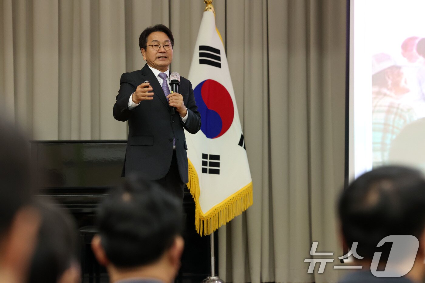 본문 이미지 - 강기정 광주시장이 19일 광산구청 윤상원홀에서 열린 '광주 군공항 이전 주민 설명회'에서 부지 개발에 대해 이야기 하고 있다. 2025.12.19/뉴스1 ⓒ News1 이승현 기자