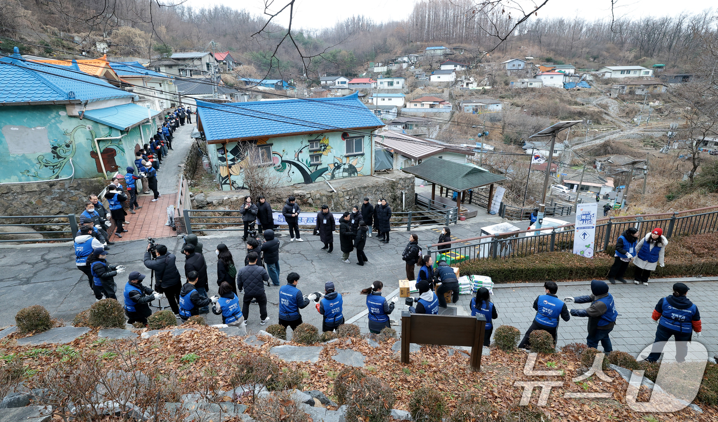 (서울=뉴스1) 권현진 기자 = 19일 오전 서울 서대문구 홍제동 개미마을에서 열린 '제18기 행복공감봉사단 발대식 및 6차 봉사활동'에서 이용욱 복권위원회 사무처장, 배우 박하선 …