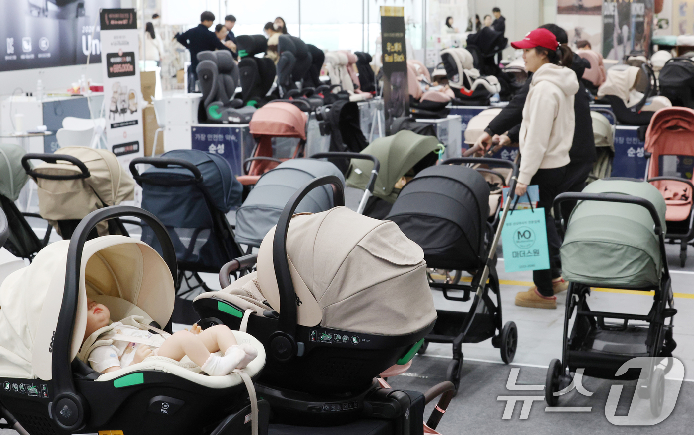 (수원=뉴스1) 김영운 기자 = 19일 경기 수원시 영통구 수원컨벤션센터에서 열린 '2025 수원 베이비페어+유아교육전'에서 관람객들이 다양한 육아용품을 살펴보고 있다. 2025. …