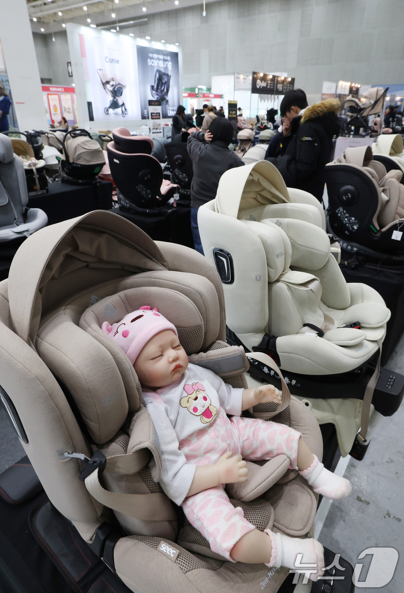 (수원=뉴스1) 김영운 기자 = 19일 경기 수원시 영통구 수원컨벤션센터에서 열린 '2025 수원 베이비페어+유아교육전'에서 관람객들이 다양한 육아용품을 살펴보고 있다. 2025. …