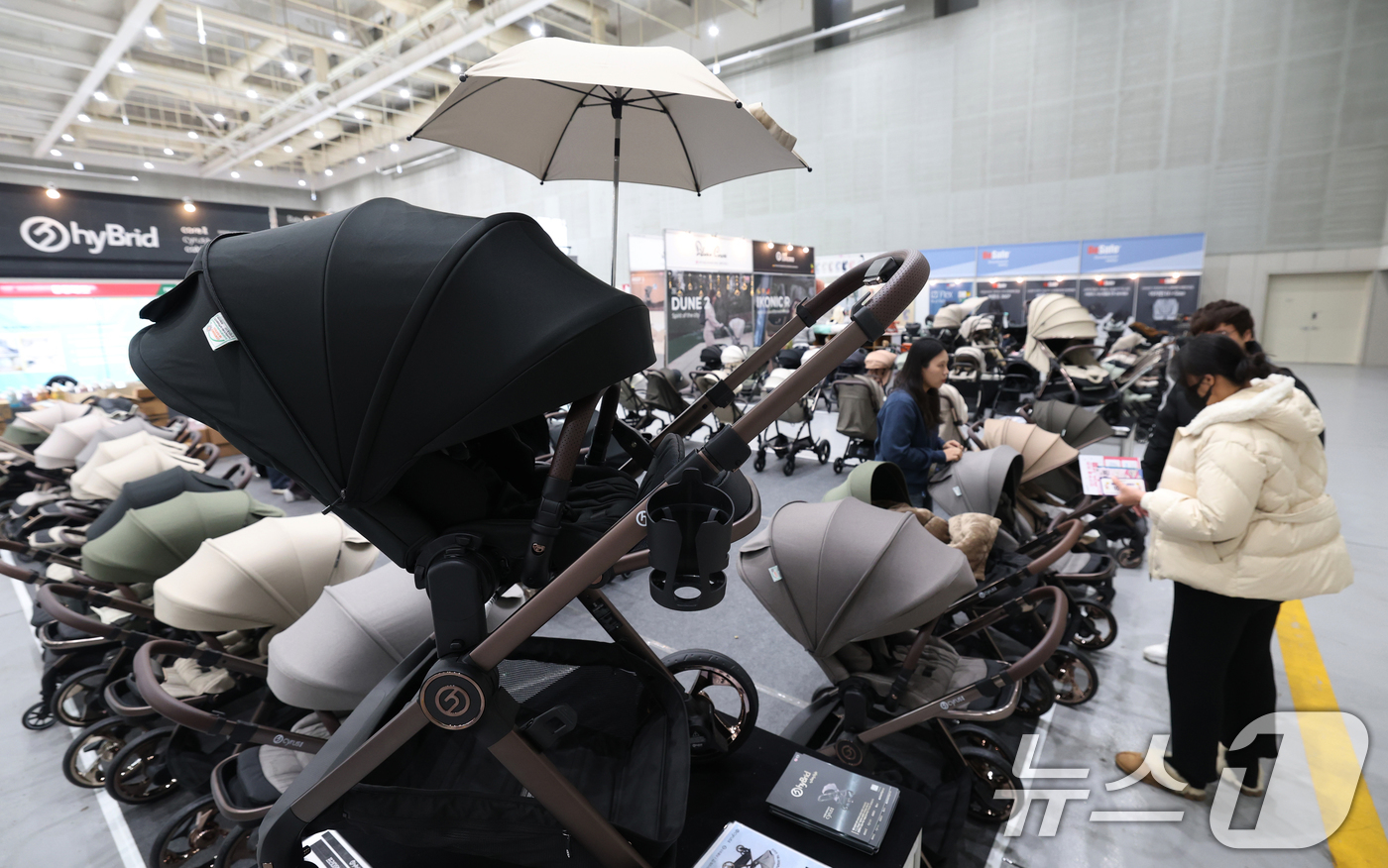(수원=뉴스1) 김영운 기자 = 19일 경기 수원시 영통구 수원컨벤션센터에서 열린 '2025 수원 베이비페어+유아교육전'에서 관람객들이 다양한 육아용품을 살펴보고 있다. 2025. …