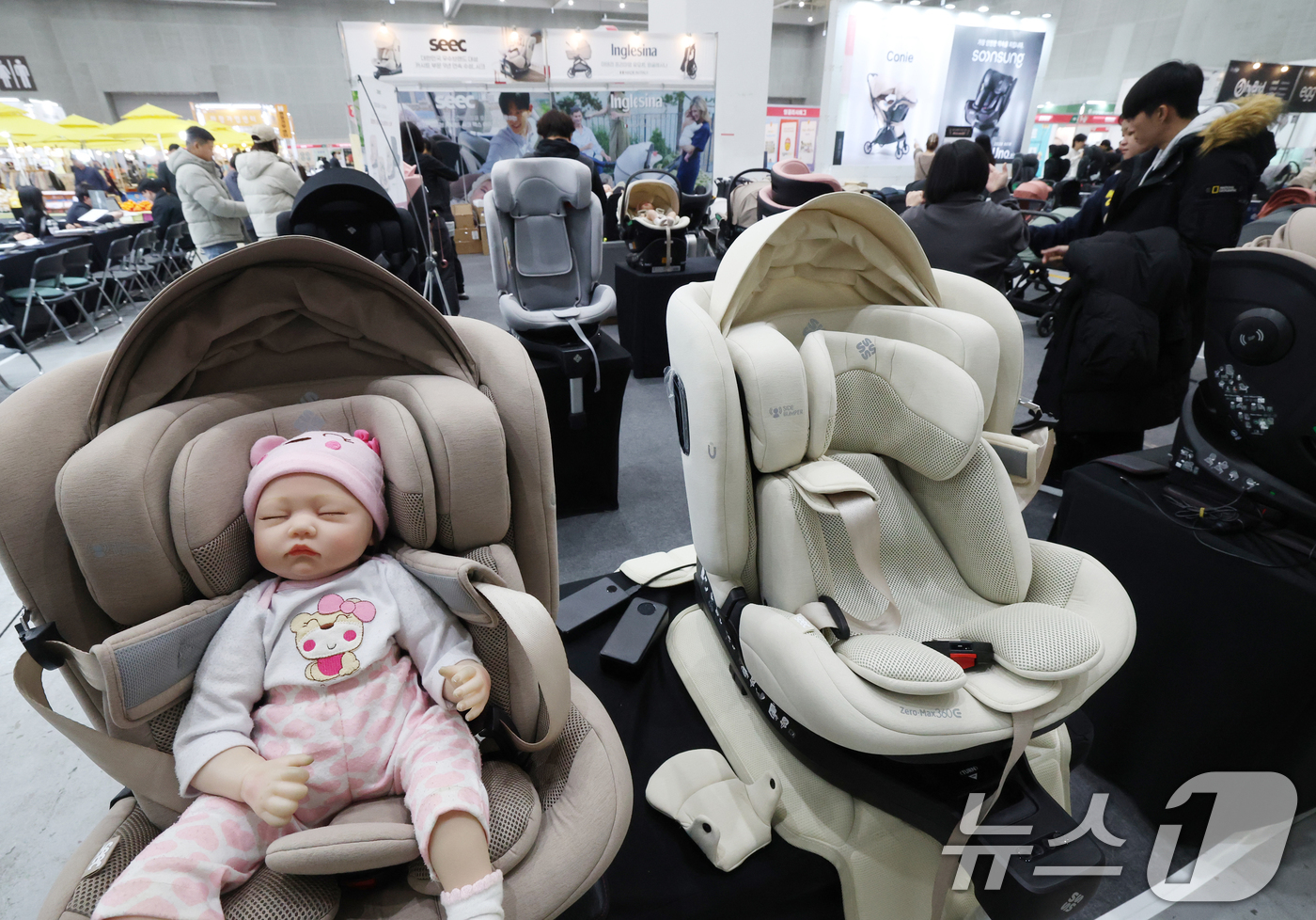 (수원=뉴스1) 김영운 기자 = 19일 경기 수원시 영통구 수원컨벤션센터에서 열린 '2025 수원 베이비페어+유아교육전'에서 관람객들이 다양한 육아용품을 살펴보고 있다. 2025. …