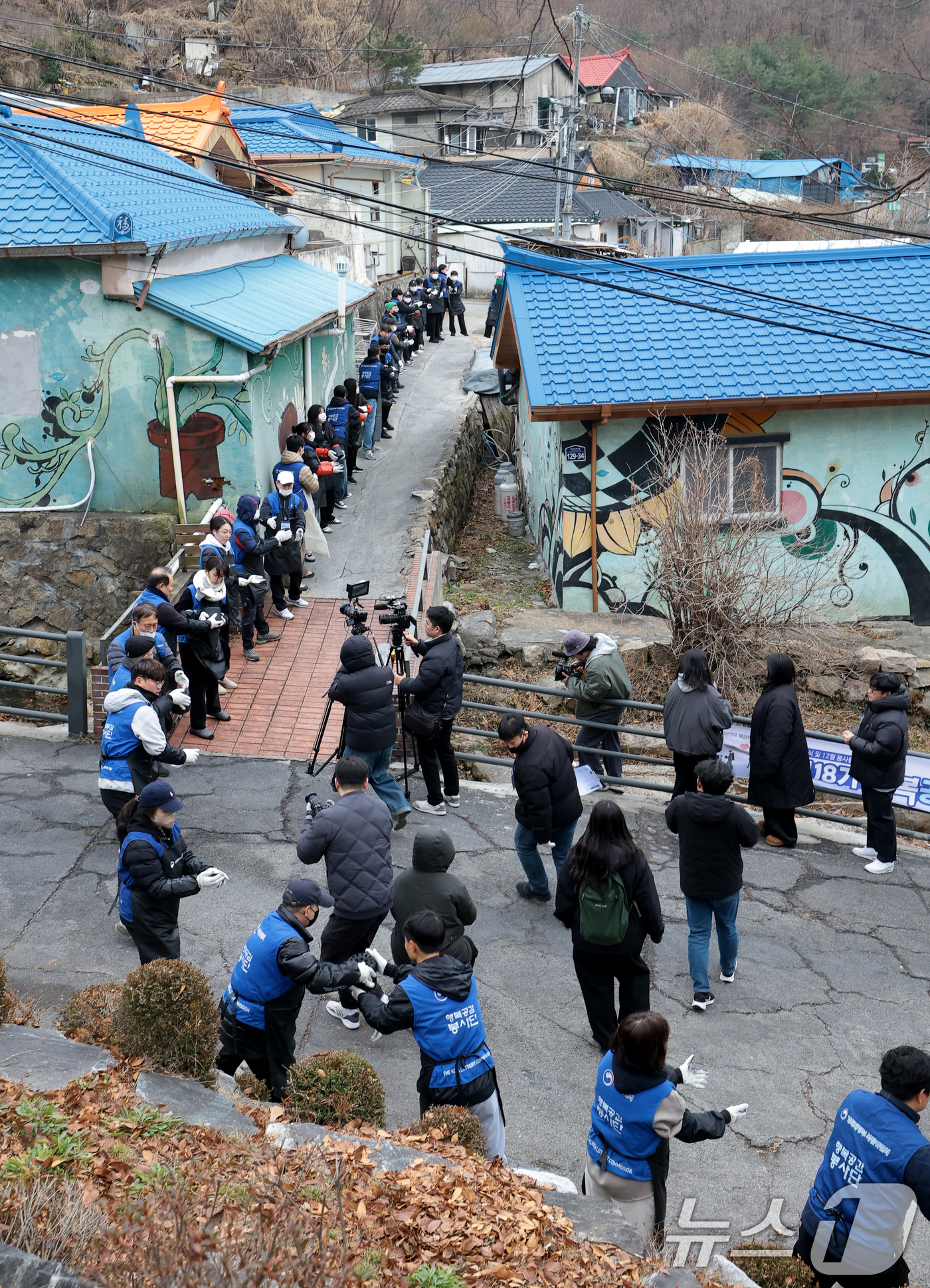 (서울=뉴스1) 권현진 기자 = 19일 오전 서울 서대문구 홍제동 개미마을에서 열린 '제18기 행복공감봉사단 발대식 및 6차 봉사활동'에서 이용욱 복권위원회 사무처장, 배우 박하선 …