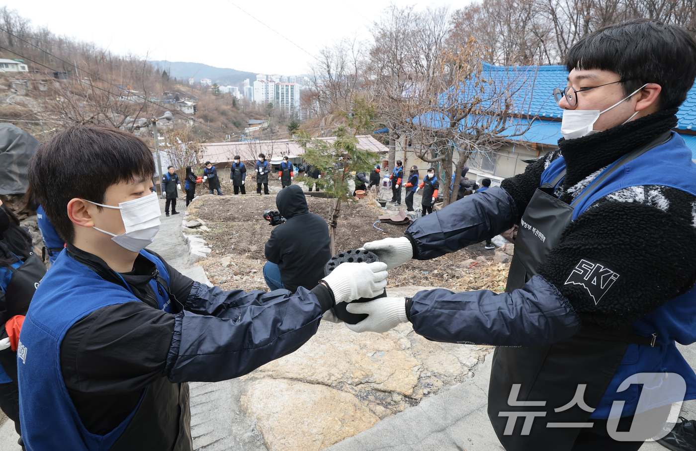 (서울=뉴스1) 권현진 기자 = 19일 오전 서울 서대문구 홍제동 개미마을에서 열린 '제18기 행복공감봉사단 발대식 및 6차 봉사활동'에서 이용욱 복권위원회 사무처장, 배우 박하선 …