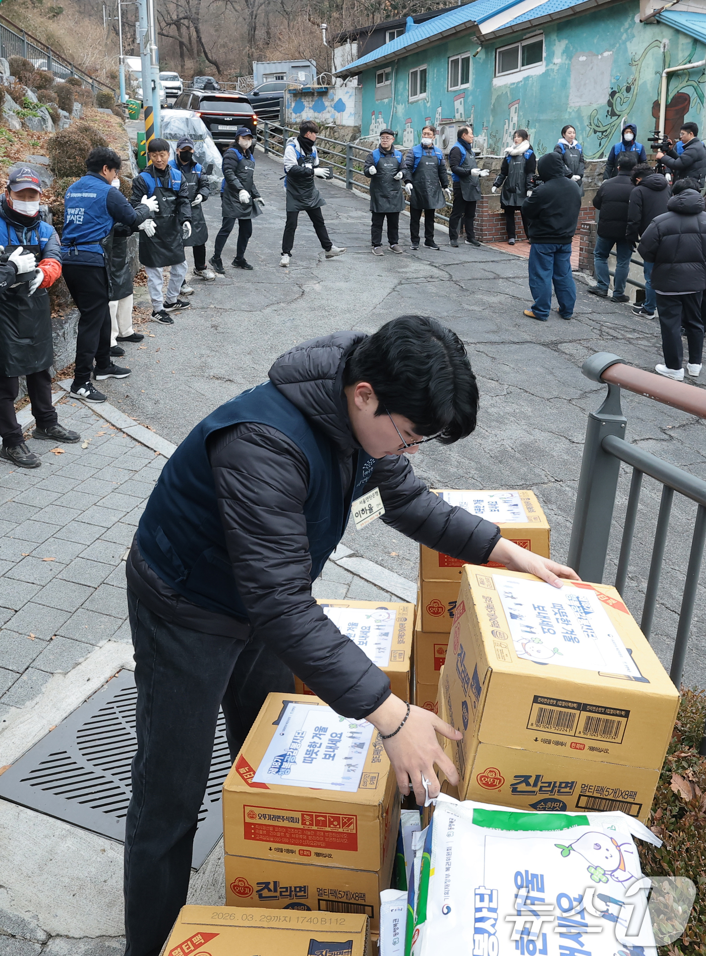 (서울=뉴스1) 권현진 기자 = 19일 오전 서울 서대문구 홍제동 개미마을에서 열린 '제18기 행복공감봉사단 발대식 및 6차 봉사활동'에서 이용욱 복권위원회 사무처장, 배우 박하선 …
