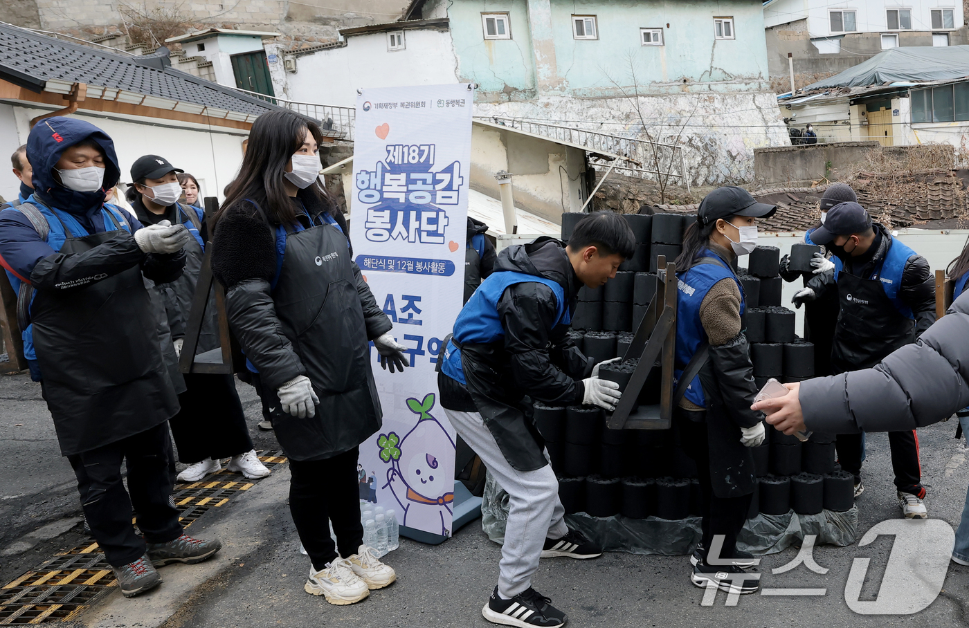 (서울=뉴스1) 권현진 기자 = 19일 오전 서울 서대문구 홍제동 개미마을에서 열린 '제18기 행복공감봉사단 발대식 및 6차 봉사활동'에서 이용욱 복권위원회 사무처장, 배우 박하선 …