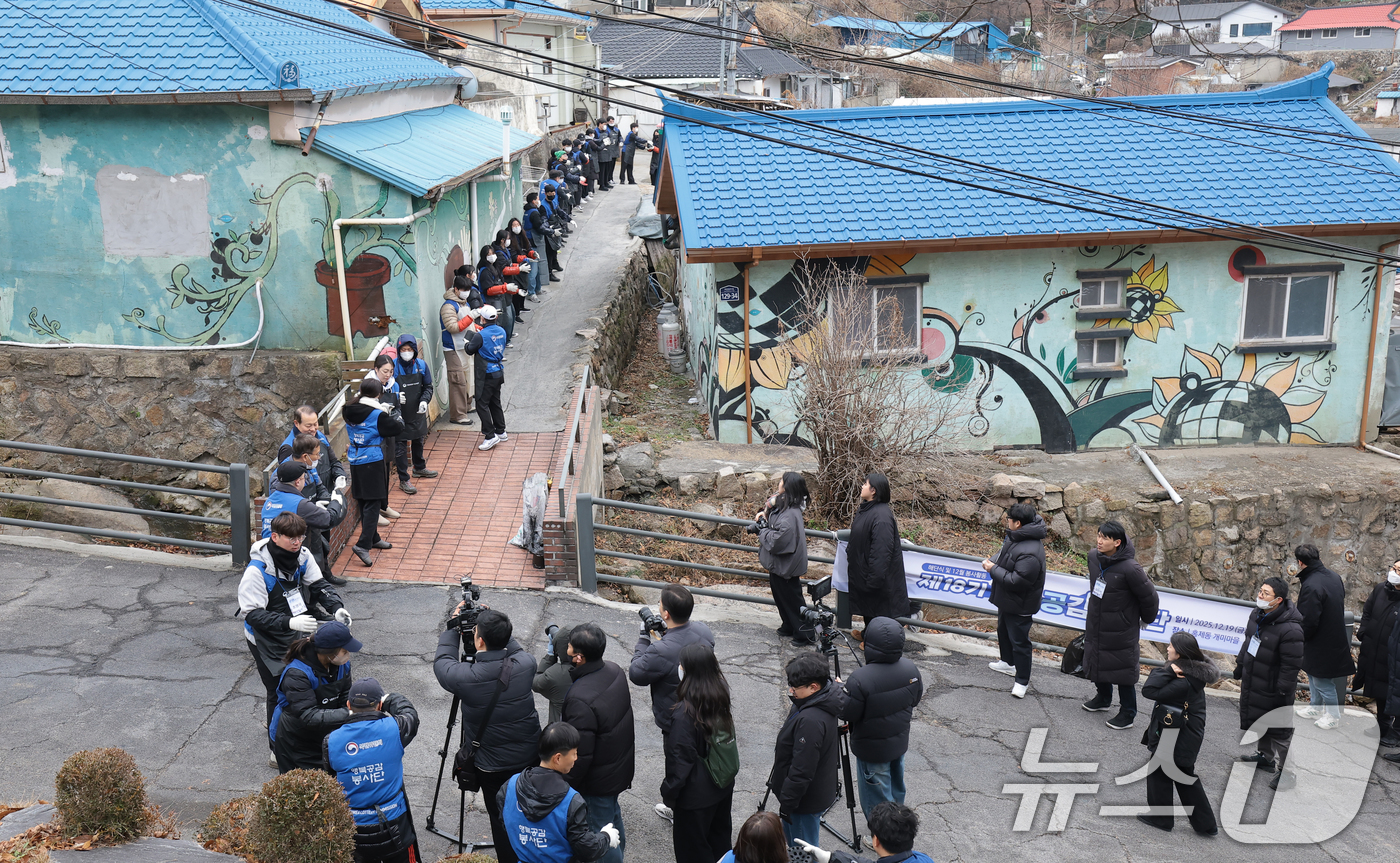 (서울=뉴스1) 권현진 기자 = 이용욱 복권위원회 사무처장과 배우 박하선(오른쪽)이 19일 오전 서울 서대문구 홍제동 개미마을에서 열린 '제18기 행복공감봉사단 발대식 및 6차 봉 …