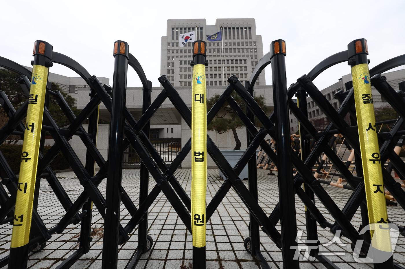 (서울=뉴스1) 김민지 기자 = 대법원이 내란과 외환 사건 등을 맡을 내란전담재판부를 자체적으로 설치하겠다고 밝히면서 여당인 민주당과 사법부 사이의 갈등이 커지고 있는 가운데 19 …