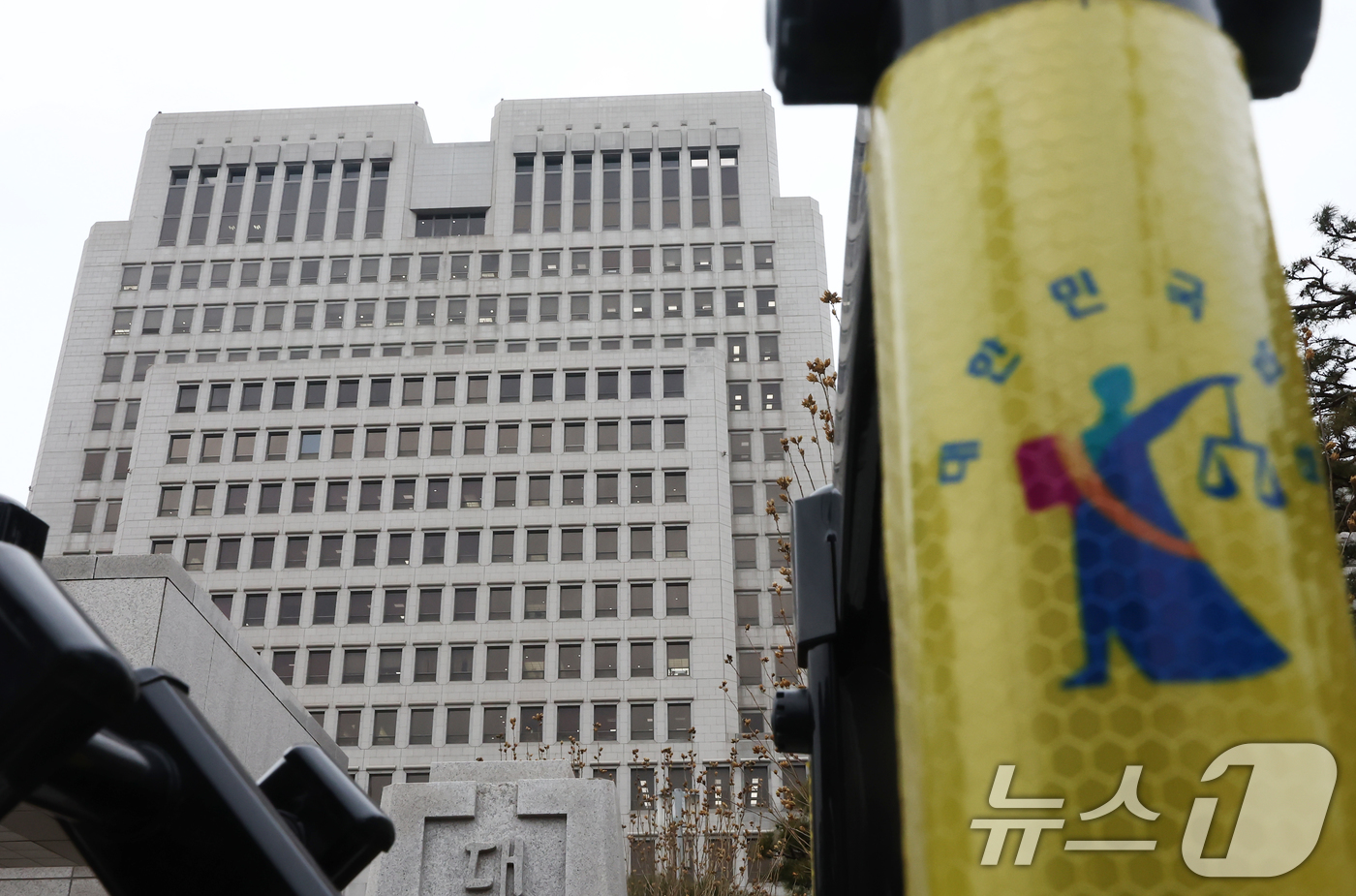 (서울=뉴스1) 김민지 기자 = 대법원이 내란과 외환 사건 등을 맡을 내란전담재판부를 자체적으로 설치하겠다고 밝히면서 여당인 민주당과 사법부 사이의 갈등이 커지고 있는 가운데 19 …