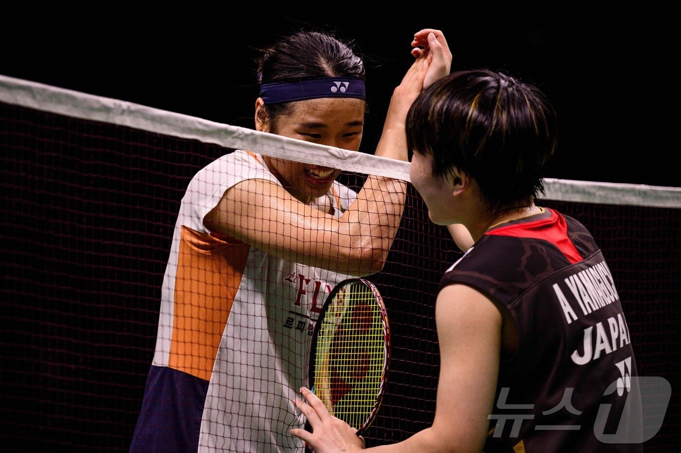 본문 이미지 - 안세영(왼쪽)과 야마구치 아카네. ⓒ AFP=뉴스1