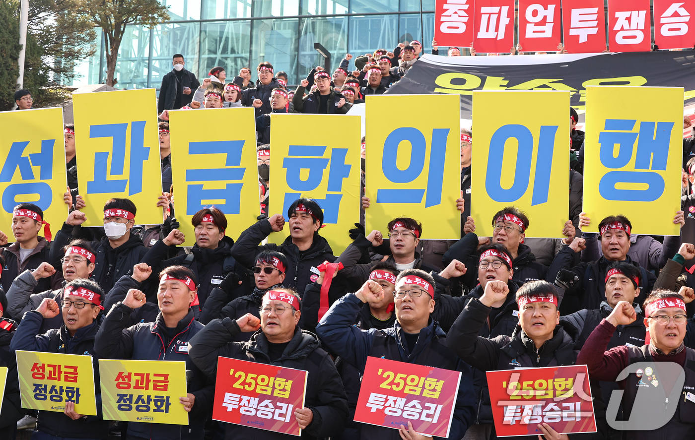 (서울=뉴스1) 김도우 기자 = 전국철도노동조합 조합원들이 19일 서울역 광장에서 열린 총파업 돌입 기자회견에서 구호를 외치고 있다.철도노조는 정부가 성과급 정상화 약속을 이행하지 …