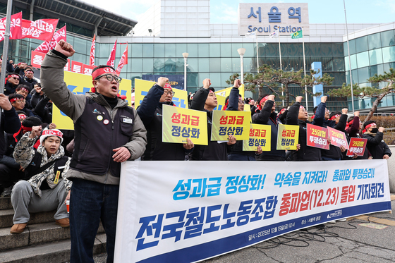 철도노조 또 총파업 예고…물밑 협상 속 극적 합의 가능성은