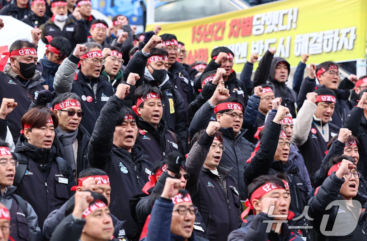 (서울=뉴스1) 김도우 기자 = 전국철도노동조합 조합원들이 19일 서울역 광장에서 열린 총파업 돌입 기자회견에서 구호를 외치고 있다.철도노조는 정부가 성과급 정상화 약속을 이행하지 …