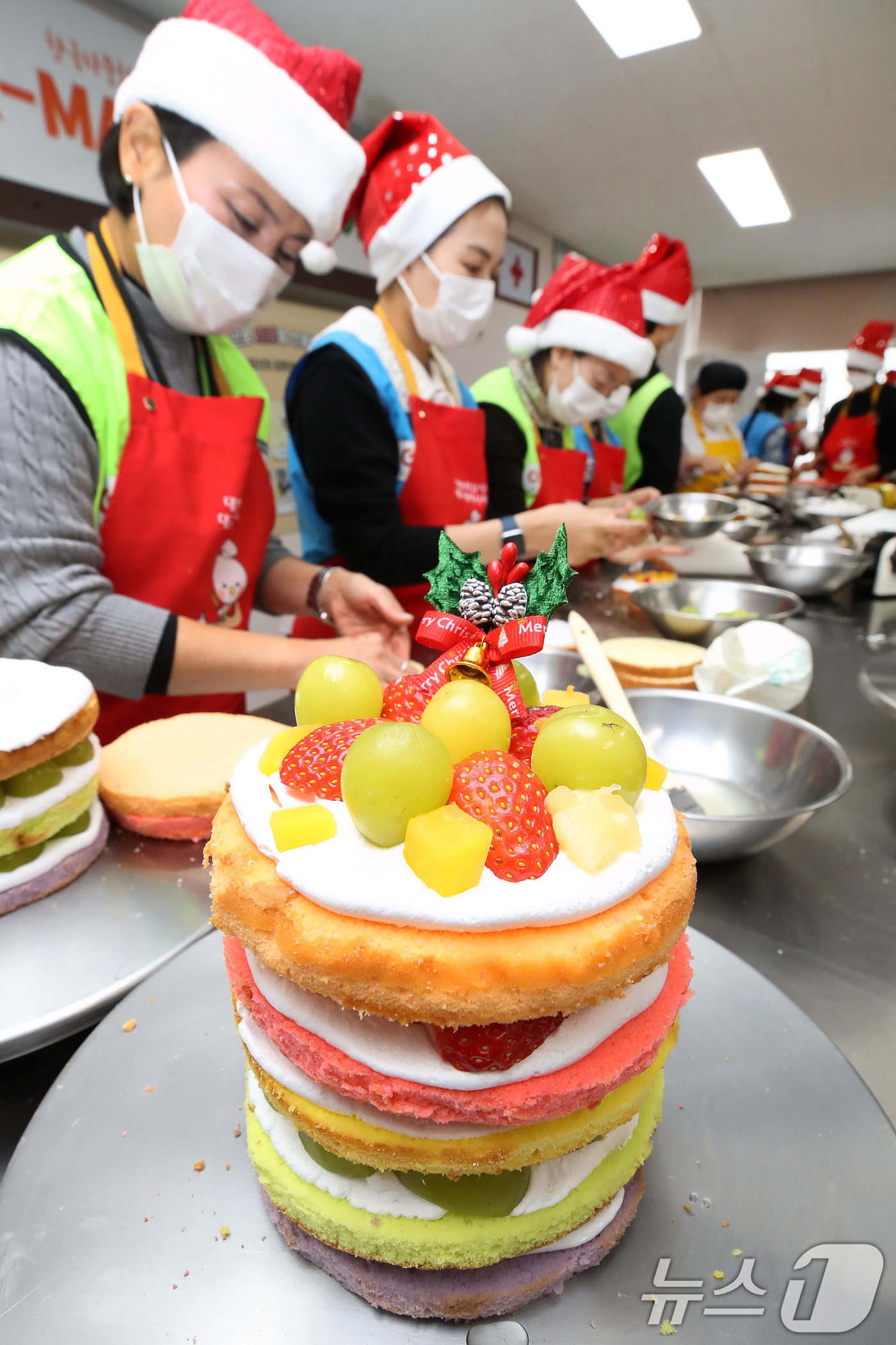 (대구=뉴스1) 공정식 기자 = 19일 대구 달서구 대한적십자사 대구지사 서부봉사관에서 열린 '한국다문화재단 중앙회와 함께하는 크리스마스 케이크 만들기'에 참여한 다문화가족과 봉사 …