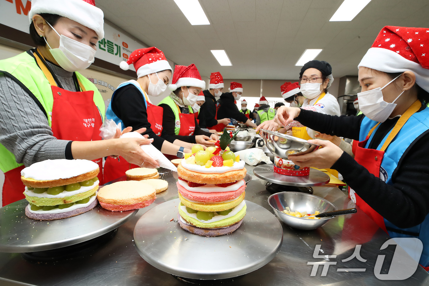 (대구=뉴스1) 공정식 기자 = 19일 대구 달서구 대한적십자사 대구지사 서부봉사관에서 열린 '한국다문화재단 중앙회와 함께하는 크리스마스 케이크 만들기'에 참여한 다문화가족과 봉사 …
