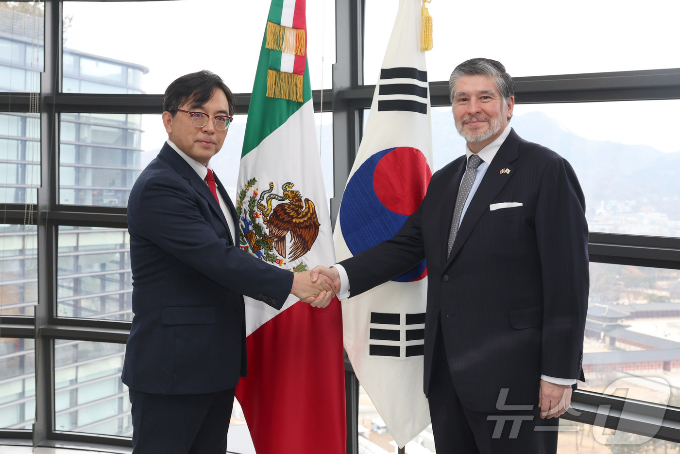 (서울=뉴스1) = 박정성 산업통상자원부 통상차관보가 19일 오전 서울 종로구 주한 멕시코 대사관에서 카를로스 페냐피엘 소토 주한 멕시코 대사와 면담 후, 기념 촬영을 하고 있다. …