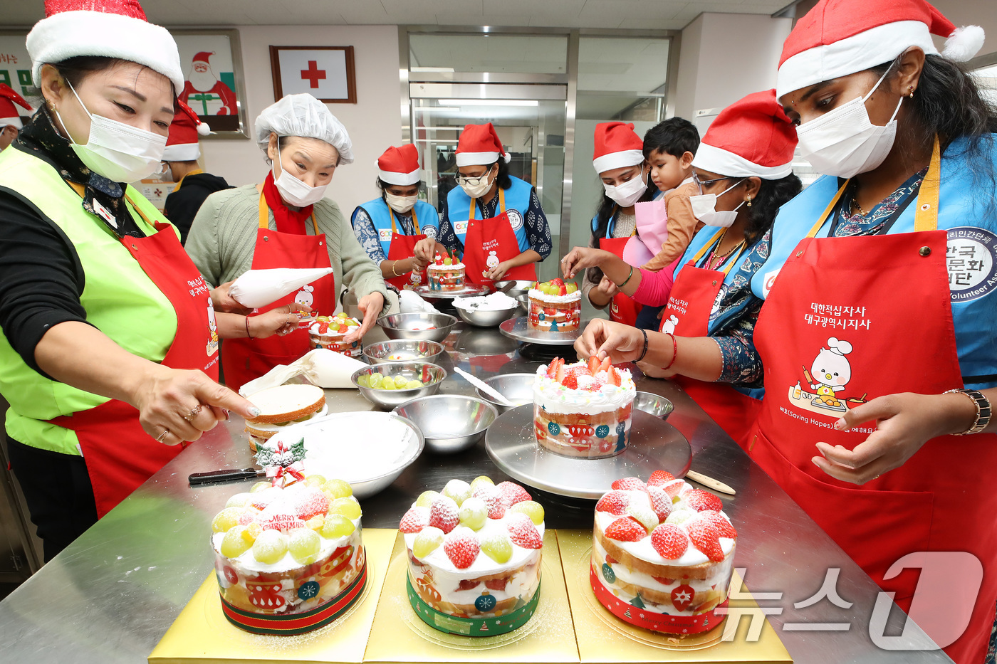 (대구=뉴스1) 공정식 기자 = 19일 대구 달서구 대한적십자사 대구지사 서부봉사관에서 열린 '한국다문화재단 중앙회와 함께하는 크리스마스 케이크 만들기'에 참여한 다문화가족과 봉사 …