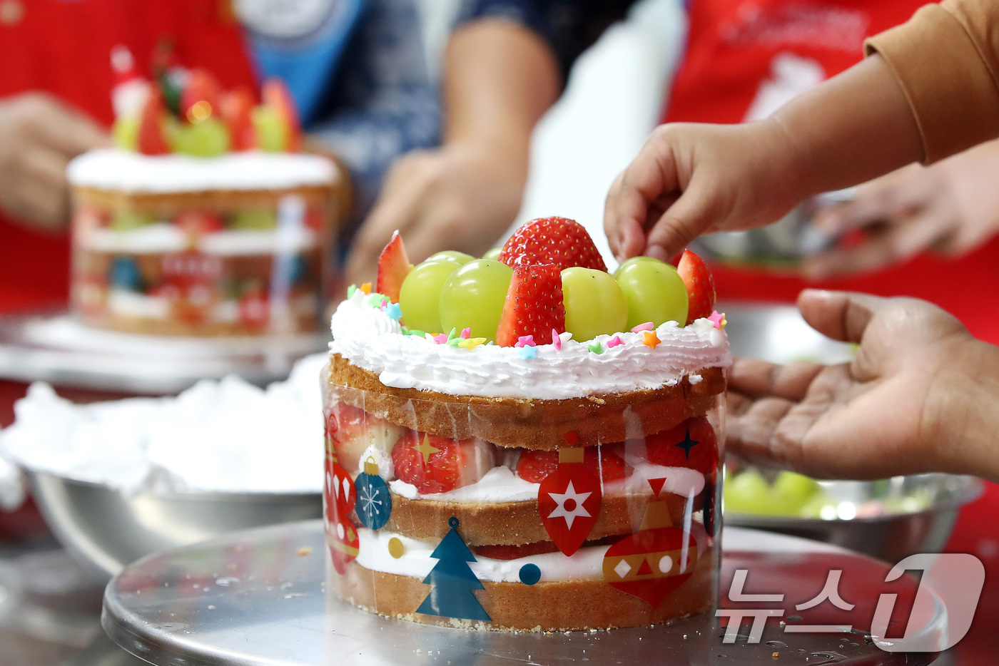 (대구=뉴스1) 공정식 기자 = 19일 대구 달서구 대한적십자사 대구지사 서부봉사관에서 열린 '한국다문화재단 중앙회와 함께하는 크리스마스 케이크 만들기'에 참여한 다문화가족과 봉사 …