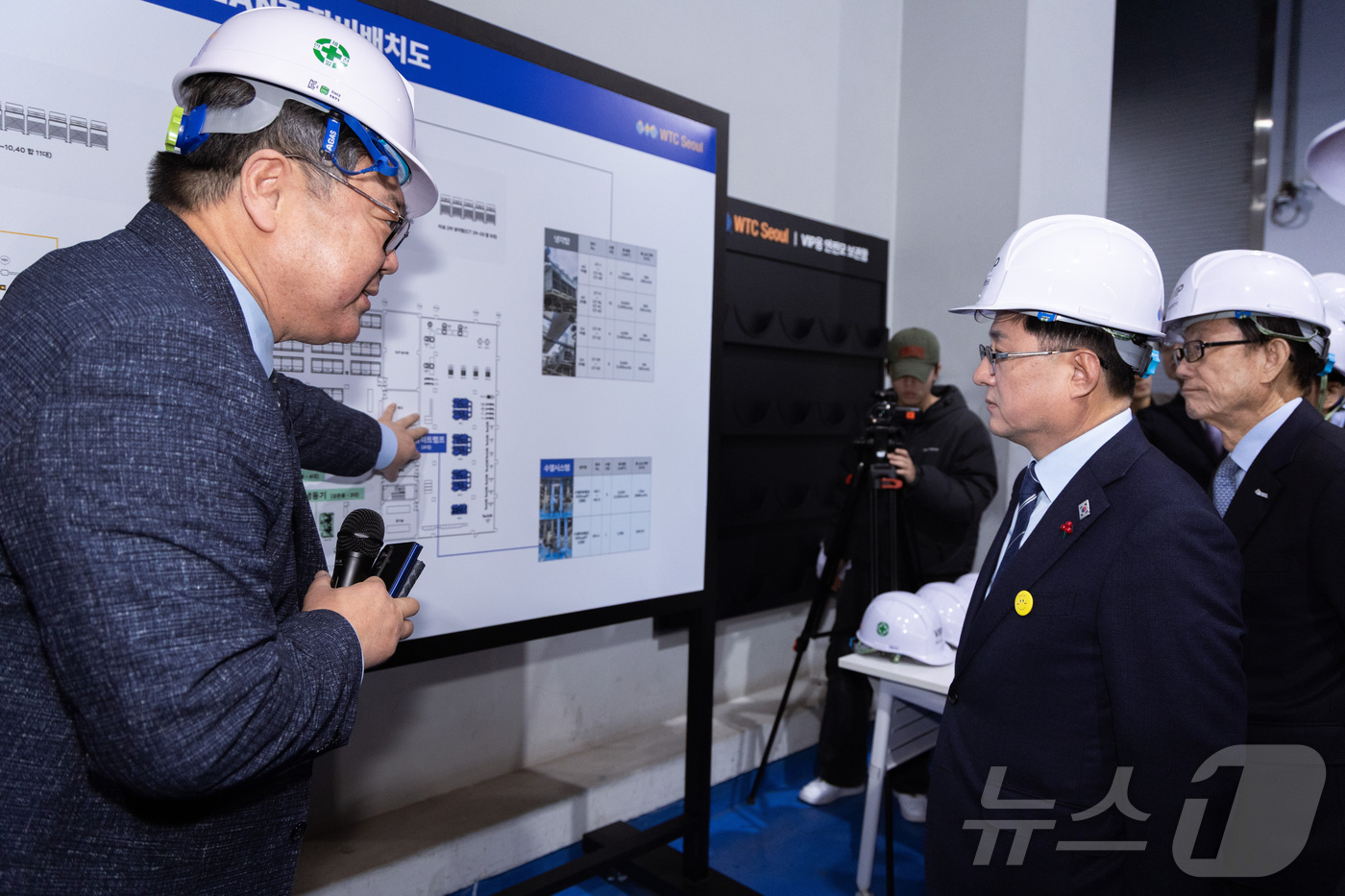 (서울=뉴스1) = 김성환 기후에너지환경부 장관이 19일  서울 강남구 코엑스에서 열린 '한국무역센터 수열 도입기념 수열 확산 비전선포식' 참석 후, 기계실을 찾아 설치된 수열에너 …