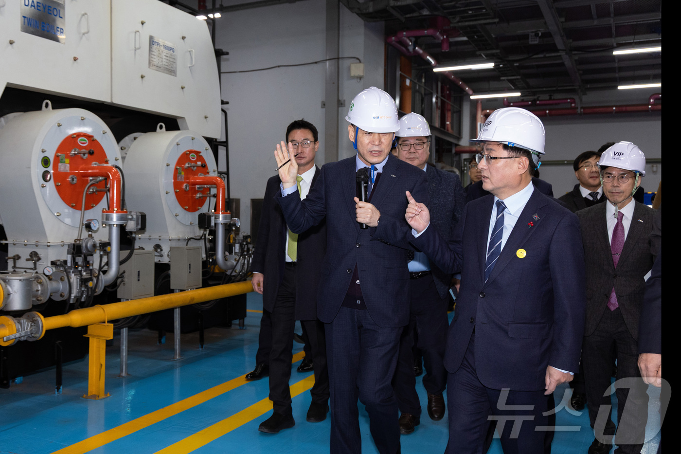 (서울=뉴스1) = 김성환 기후에너지환경부 장관이 19일  서울 강남구 코엑스에서 열린 '한국무역센터 수열 도입기념 수열 확산 비전선포식' 참석 후, 기계실을 찾아 설치된 수열에너 …