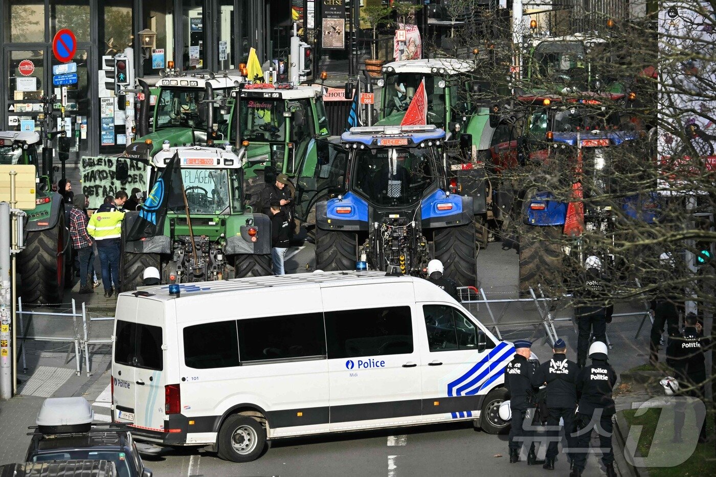 본문 이미지 - 18일(현지시간) 벨기에 브뤼셀에서 열린 농민 시위 도중 유럽 의회 앞에 트랙터들이 집결해 경찰과 대치하고 있다. 2025.12.18. ⓒ AFP=뉴스1 ⓒ News1 이정환 기자