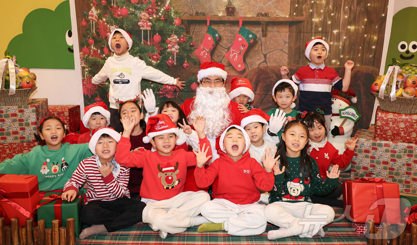 (서울=뉴스1) = 김민재 행정안전부 차관이 19일 크리스마스를 앞두고 서울 종로구 정부서울청사 내 어린이집을 방문해 아이들과 기념 촬영을 하고 있다. (행정안전부 제공. 재판매 …