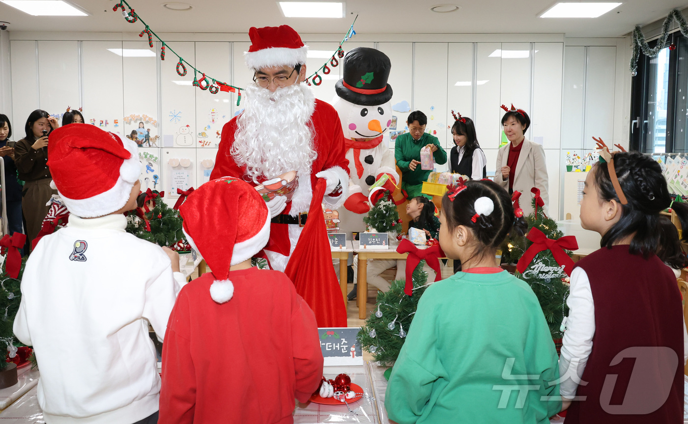 (서울=뉴스1) = 김민재 행정안전부 차관이 19일 크리스마스를 앞두고 서울 종로구 정부서울청사 내 어린이집을 방문해 아이들에게 선물을 나눠주고 있다.. (행정안전부 제공. 재판매 …