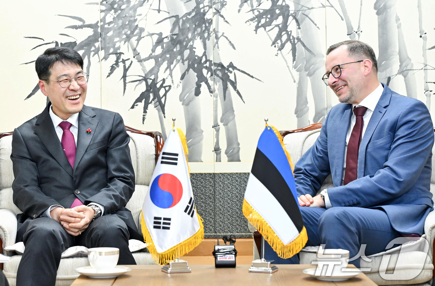 (대구=뉴스1) 공정식 기자 = 김정기 대구시장 권한대행(왼쪽·행정부시장)이 지난 18일 오후 대구시청 동인청사에서 타넬 셉(Tanel Sepp) 주한 에스토니아 대사와 면담하고 …