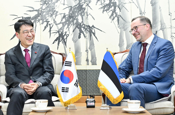 에스토니아 대사 면담하는 김정기 대구시장 대행