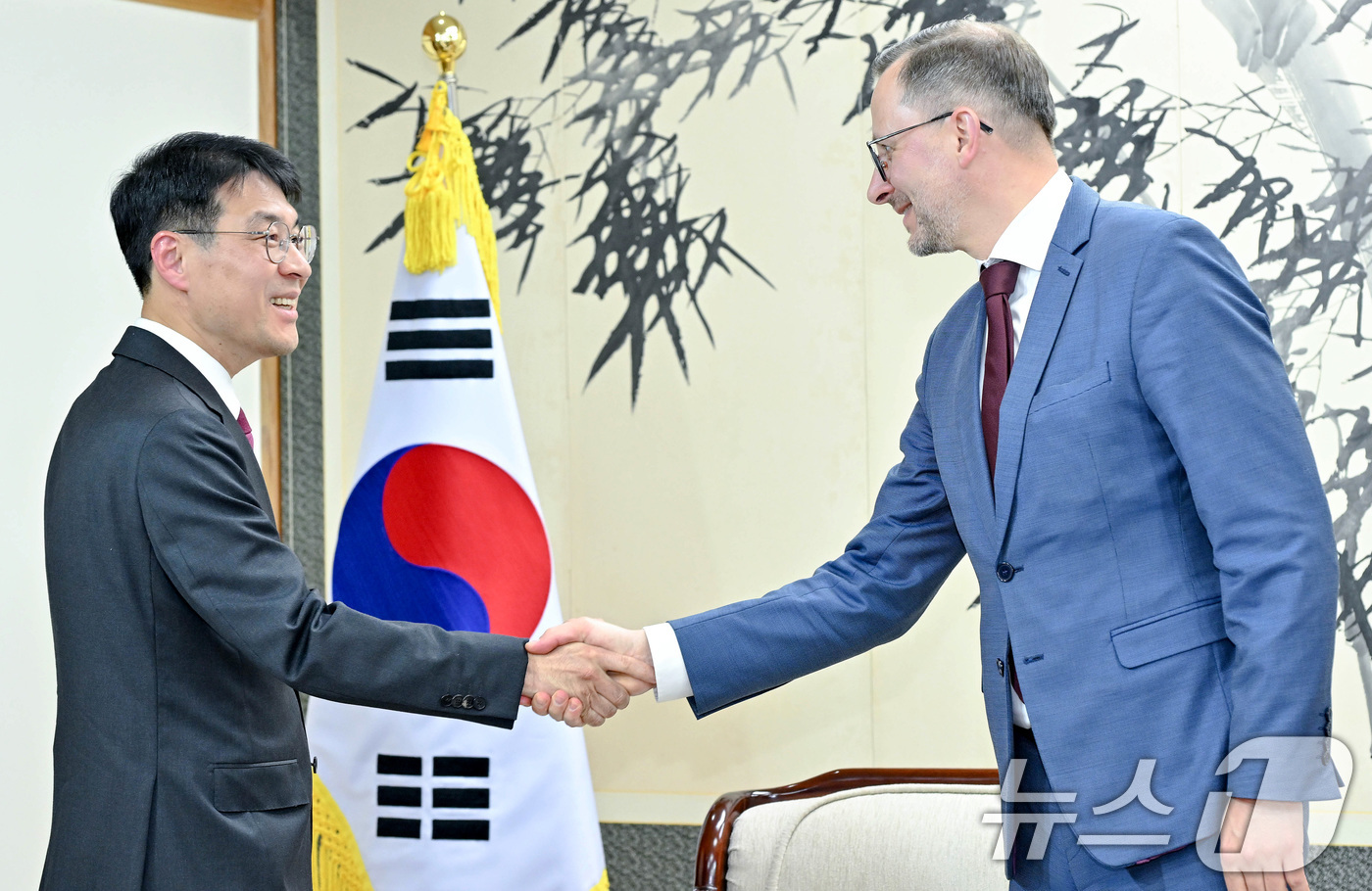 (대구=뉴스1) 공정식 기자 = 김정기 대구시장 권한대행(왼쪽·행정부시장)이 지난 18일 오후 대구시청 동인청사를 찾은 타넬 셉(Tanel Sepp) 주한 에스토니아 대사와 악수하 …