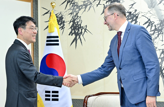 에스토니아 대사와 악수하는 김정기 대구시장 대행