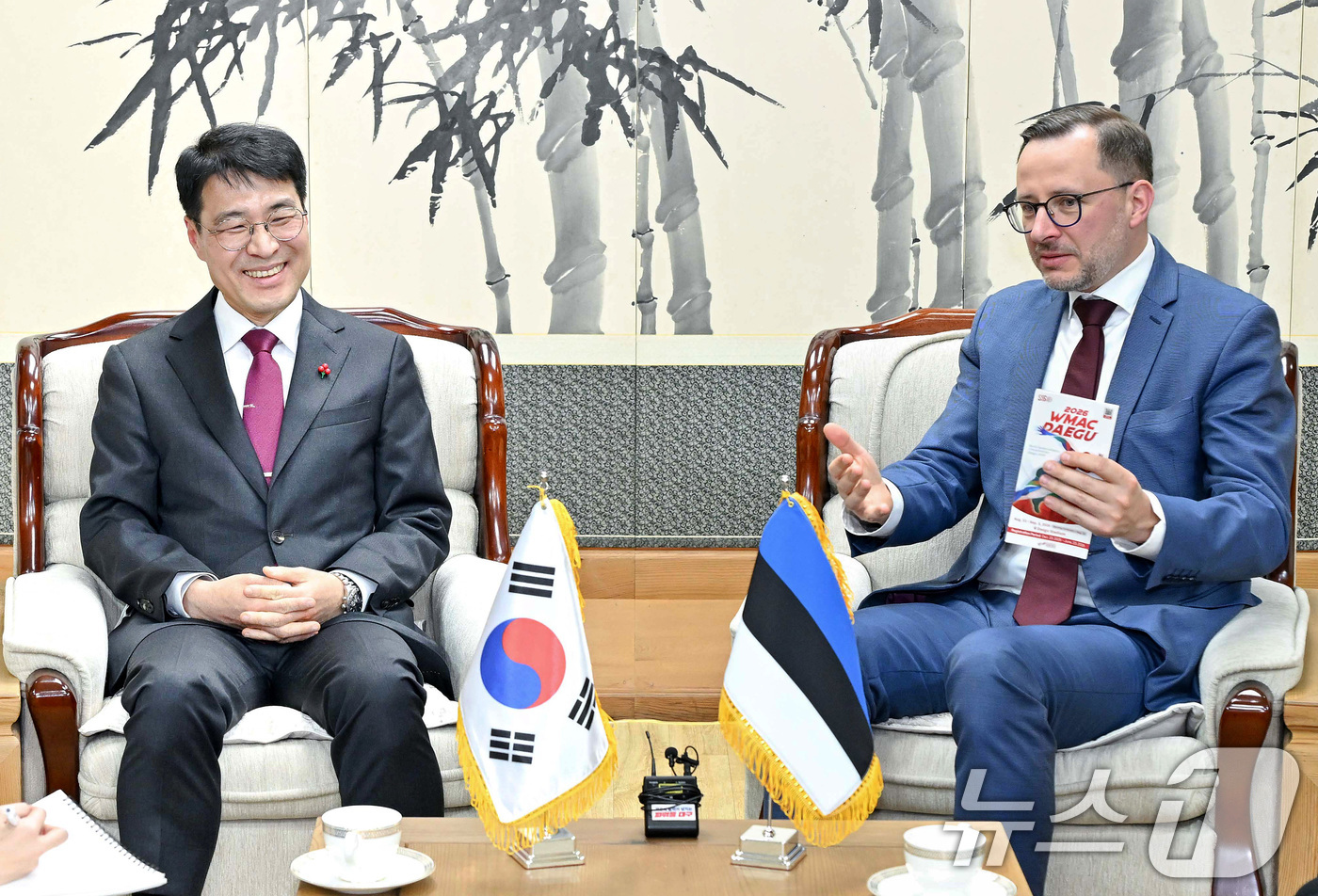 (대구=뉴스1) 공정식 기자 = 김정기 대구시장 권한대행(왼쪽·행정부시장)이 지난 18일 오후 대구시청 동인청사에서 타넬 셉(Tanel Sepp) 주한 에스토니아 대사와 면담하고 …