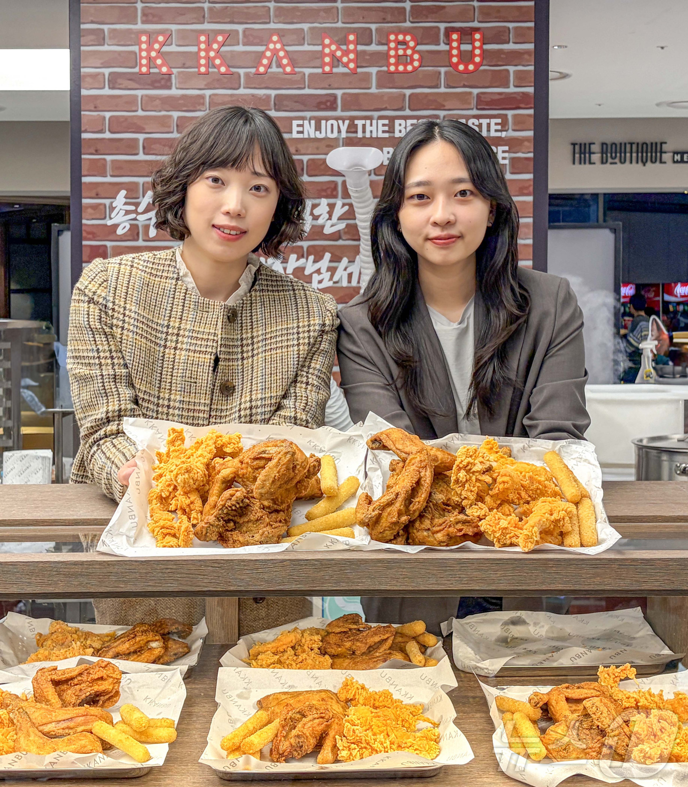 (서울=뉴스1) = 현대백화점은 오는 25일까지 현대백화점 목동점 지하 2층에서 업계 최초로 '깐부치킨' 팝업스토어를 진행한다고 19일 밝혔다. 사진은 직원들이 깐부치킨 팝업스토어 …