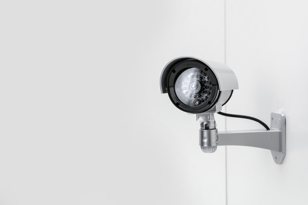 "볼일 보다 찍힐 뻔" 문 없는 화장실 앞 CCTV…헬스장에 그런 일이?