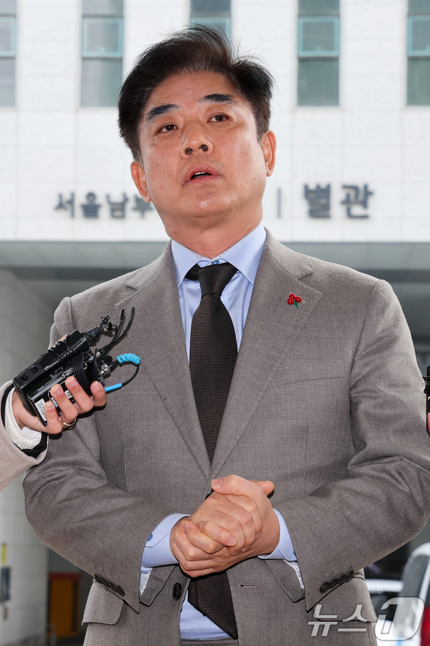 (서울=뉴스1) 안은나 기자 = 김병욱 대통령실 정무비서관이 19일 오후 서울 양천구 남부지방법원에서 열린 국회 패스트트랙(신속처리안건) 충돌 사건 관련, 폭력 행위 등 처벌에 관 …