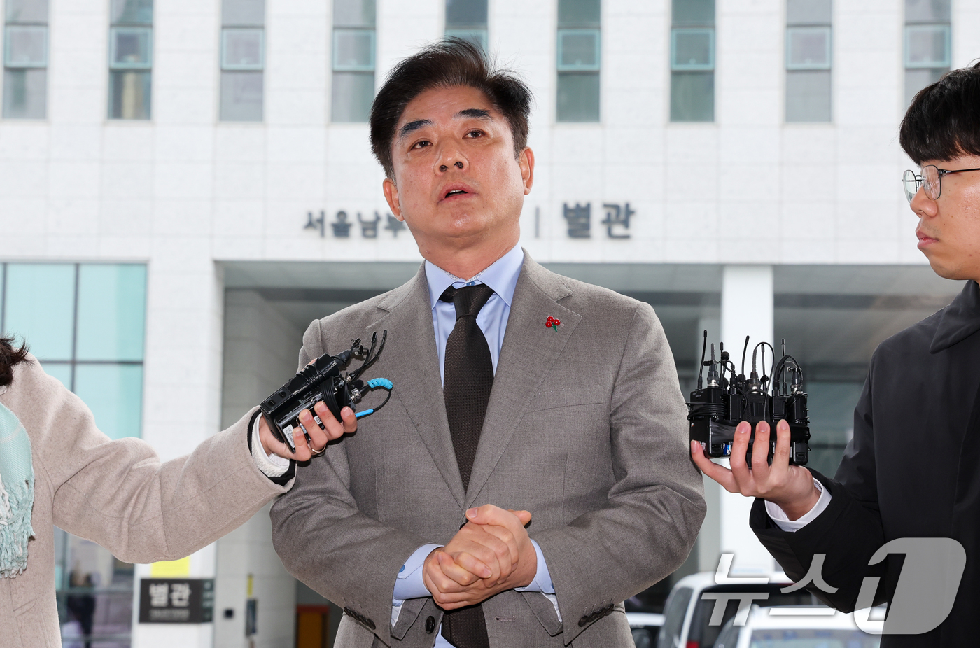 (서울=뉴스1) 안은나 기자 = 김병욱 대통령실 정무비서관이 19일 오후 서울 양천구 남부지방법원에서 열린 국회 패스트트랙(신속처리안건) 충돌 사건 관련, 폭력 행위 등 처벌에 관 …